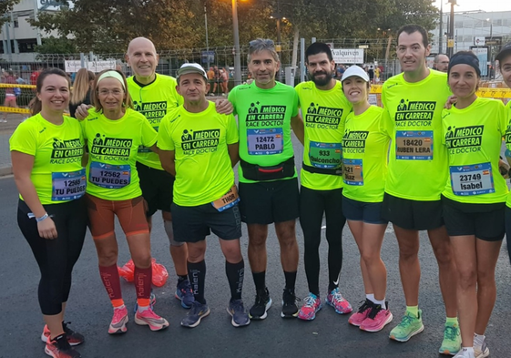 El doctor Rubén Lera junto a un grupo de compañeros en el último Maratón.