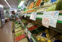 Estanterías de frutas y verduras en un supermercado.