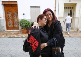 Rosana, junto a su amiga Mari Carmen, en Cheste.