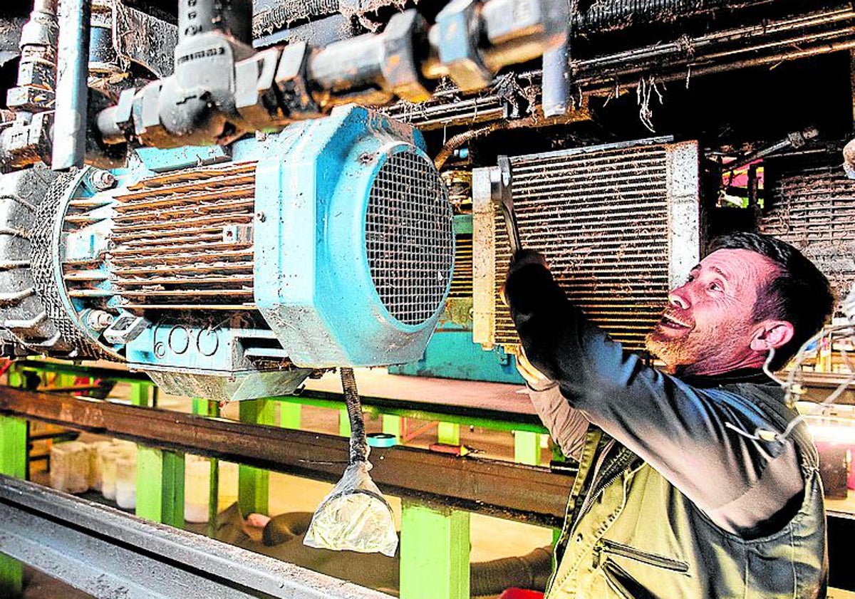 Imagen principal - Revisión de las piezas de un convoy afectado por el agua y un técnico trabaja en la instalación de un nuevo puesto de mando de FGV.