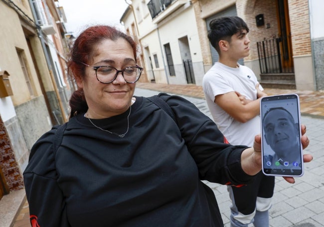 Rosana muestra la foto de su marido, víctima mortal de la DANA.