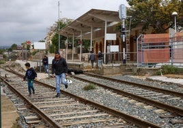 Varias personas cruzan las vías que están muertas desde el desastre de la DANA.