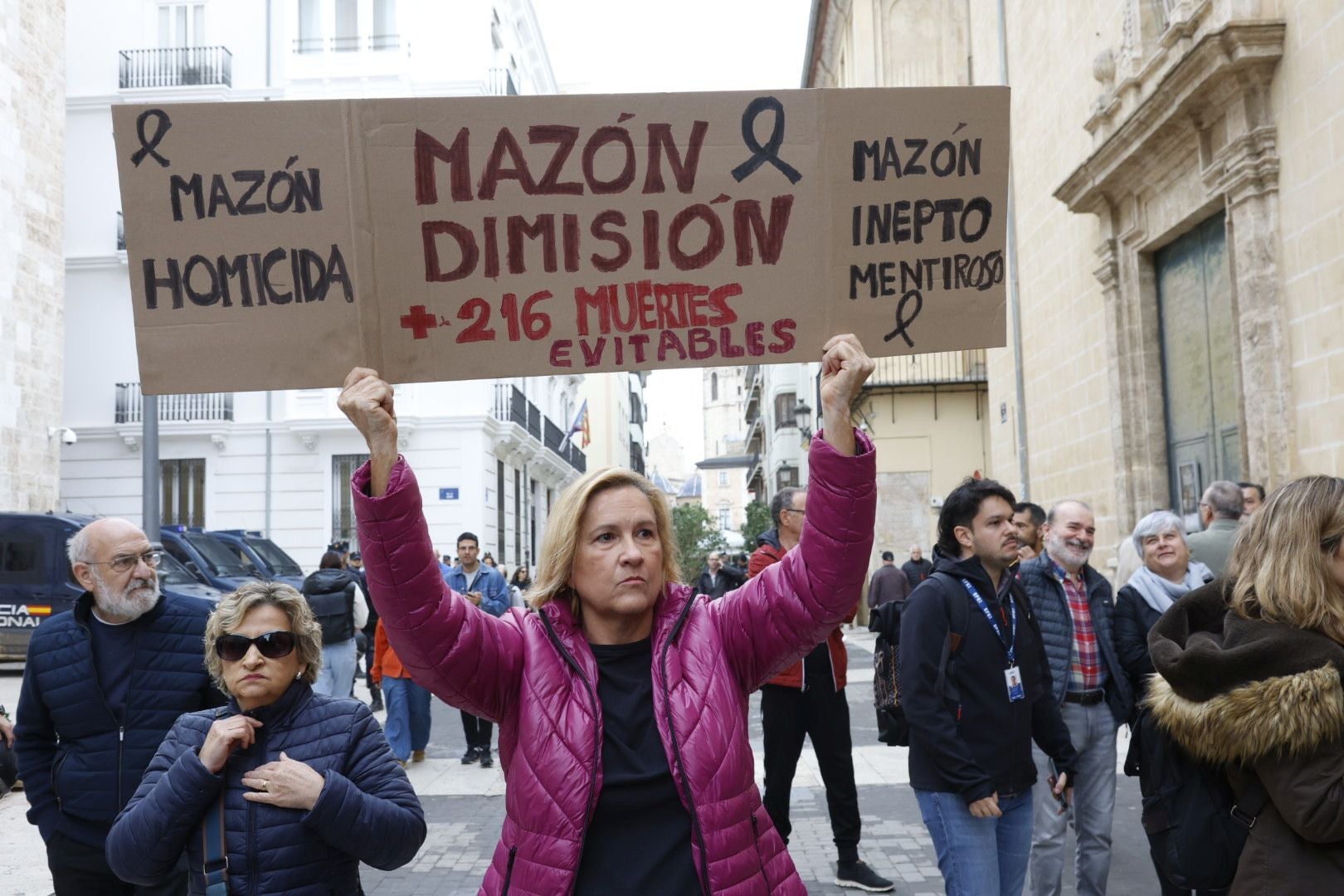 FOTOS | Protesta en Les Corts antes de la comparecencia de Carlos Mazón