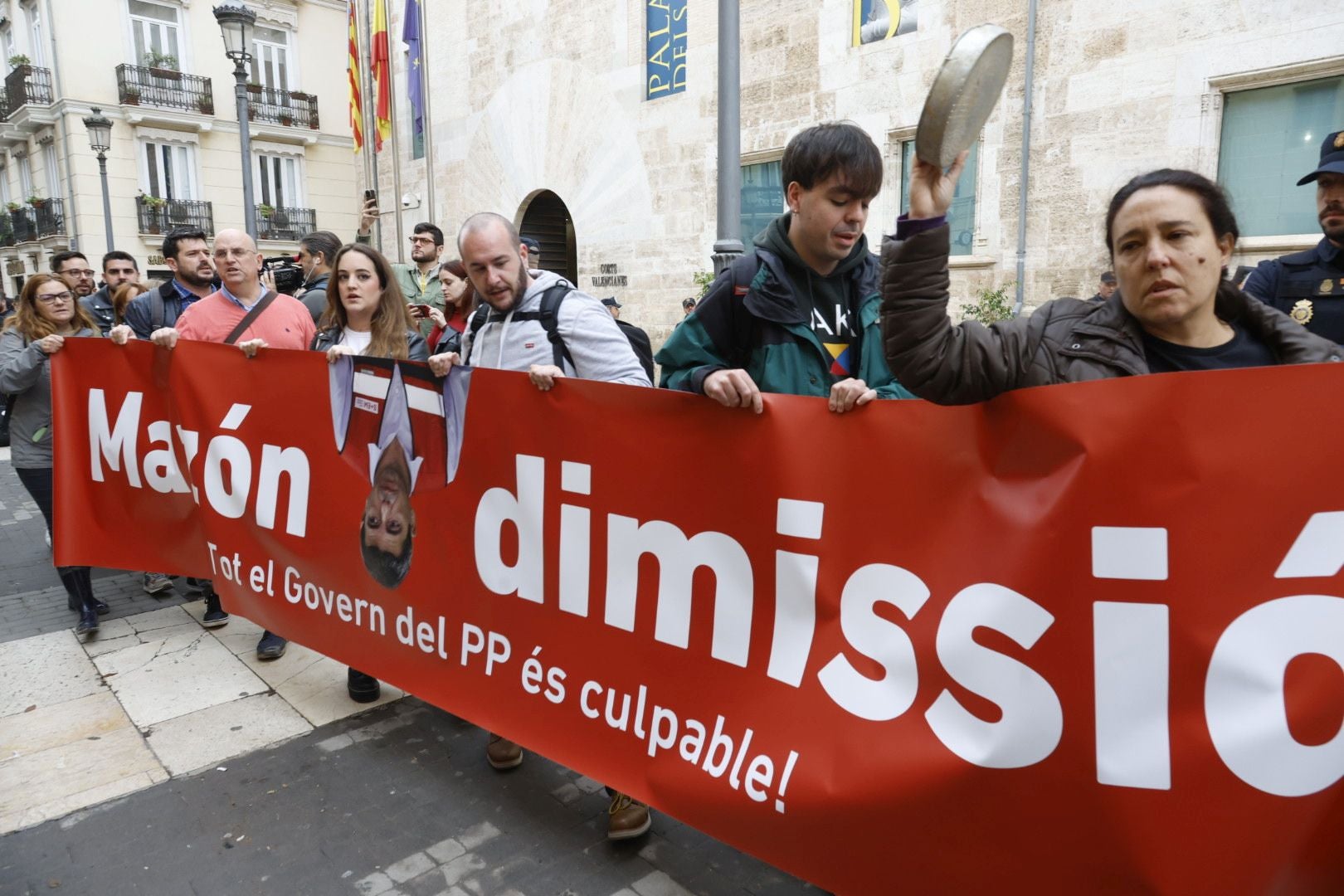 FOTOS | Protesta en Les Corts antes de la comparecencia de Carlos Mazón