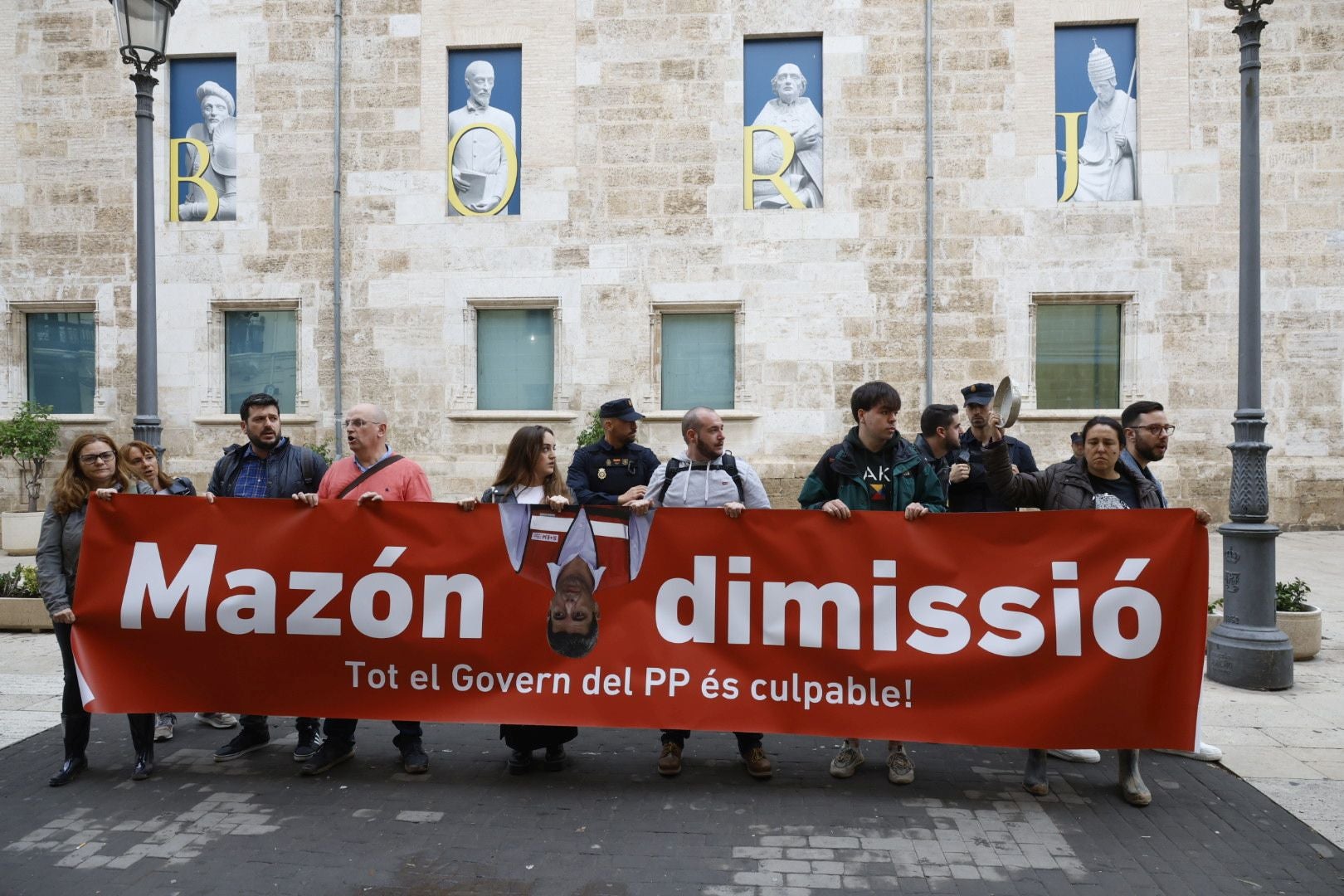 FOTOS | Protesta en Les Corts antes de la comparecencia de Carlos Mazón