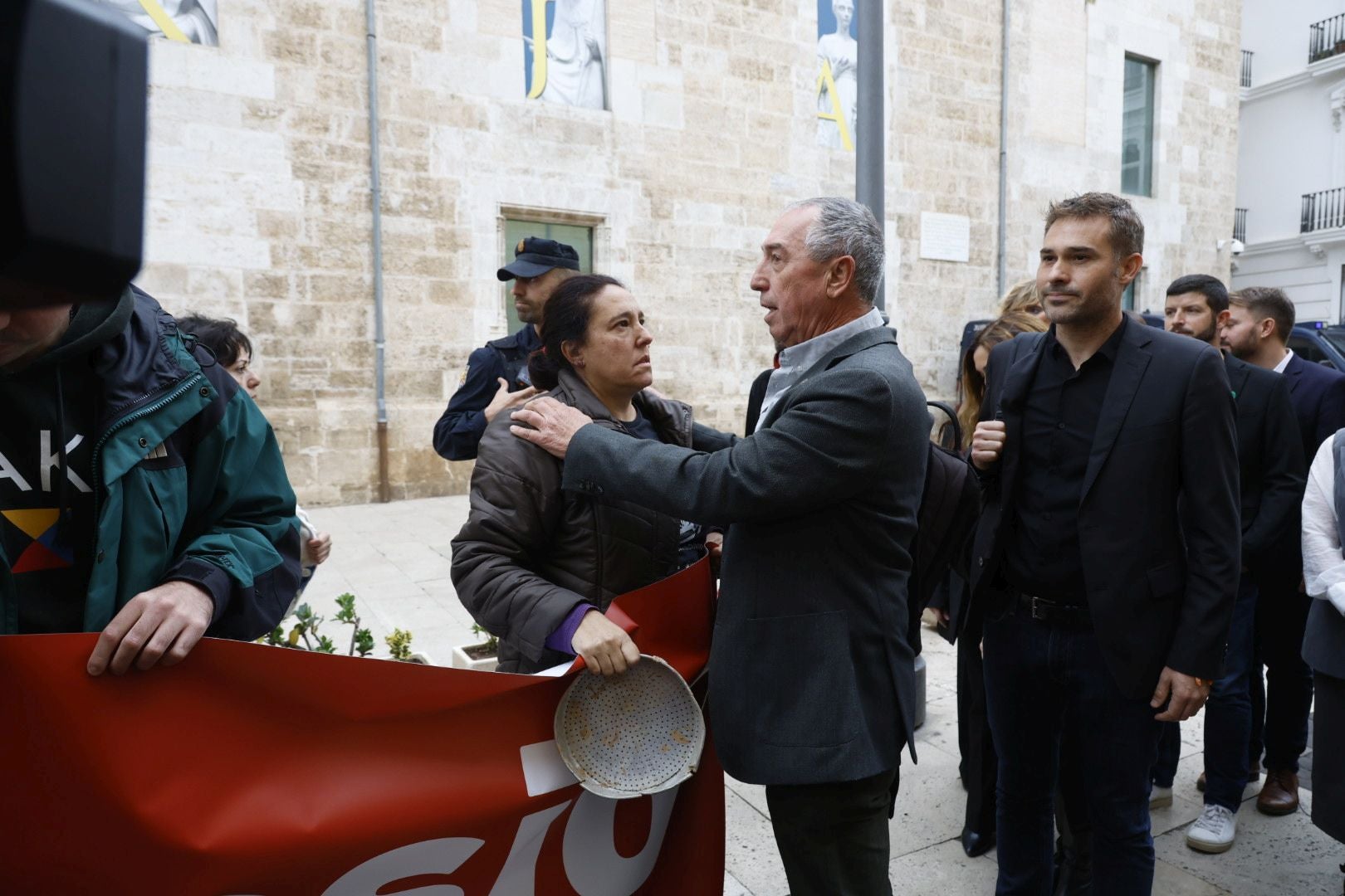 FOTOS | Protesta en Les Corts antes de la comparecencia de Carlos Mazón