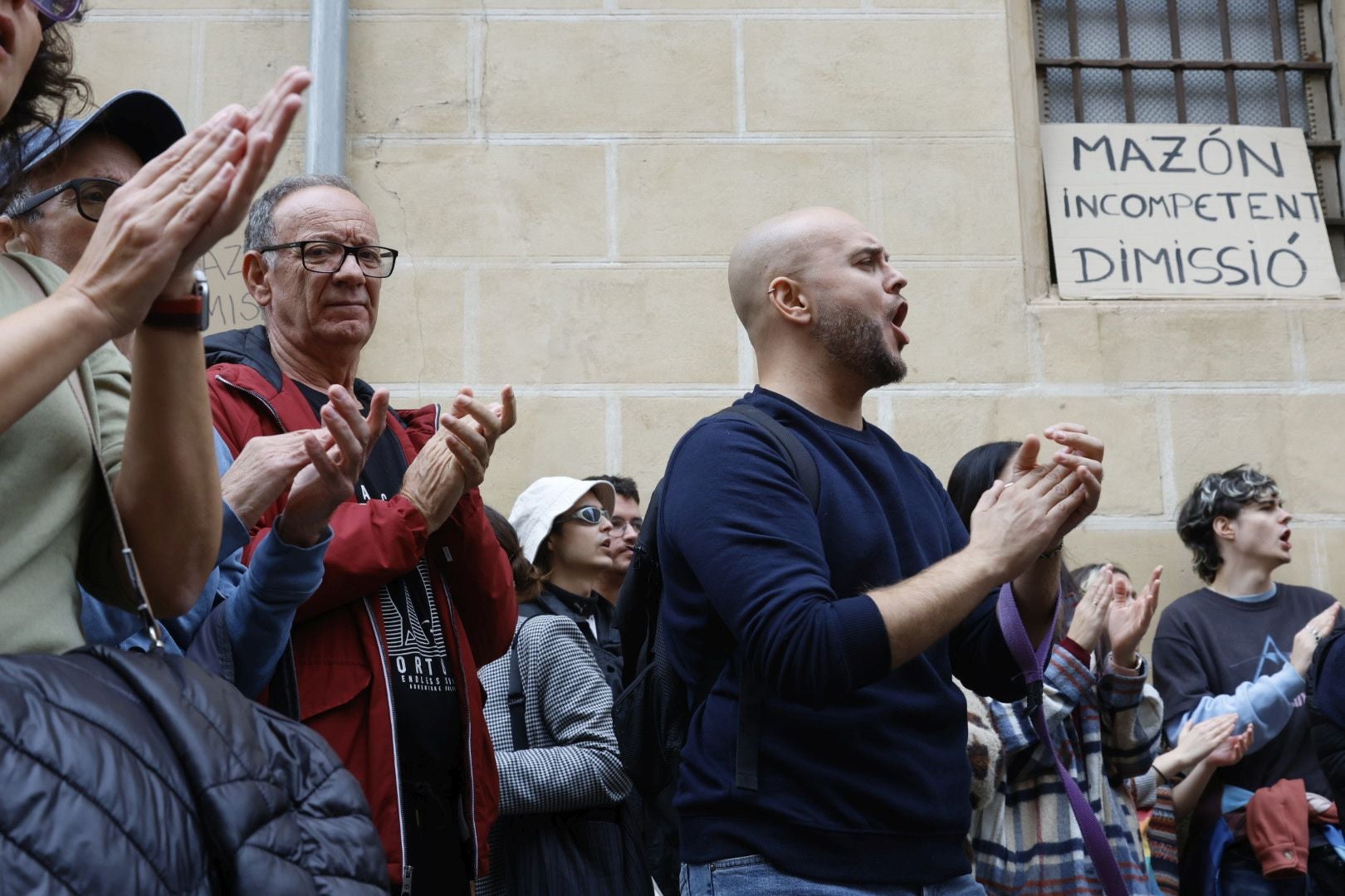 FOTOS | Protesta en Les Corts antes de la comparecencia de Carlos Mazón