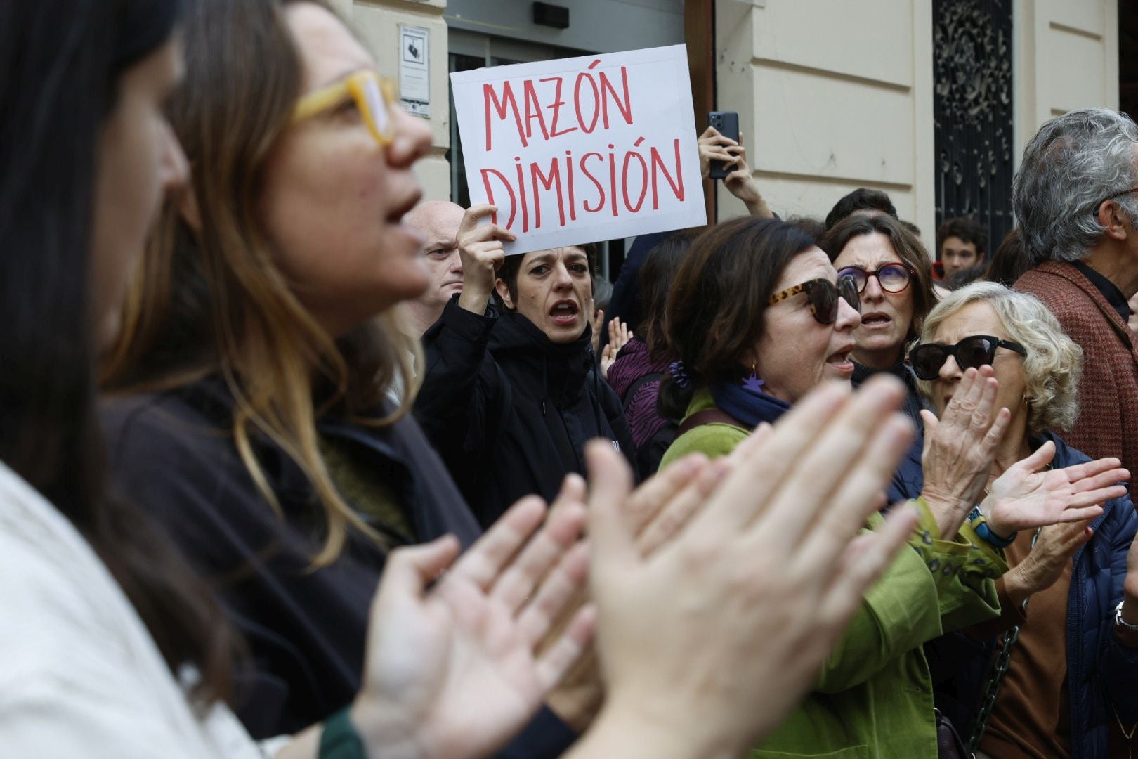 FOTOS | Protesta en Les Corts antes de la comparecencia de Carlos Mazón