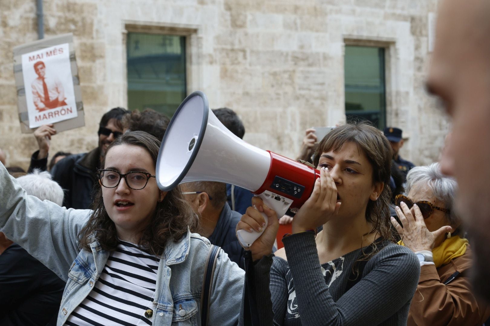 FOTOS | Protesta en Les Corts antes de la comparecencia de Carlos Mazón