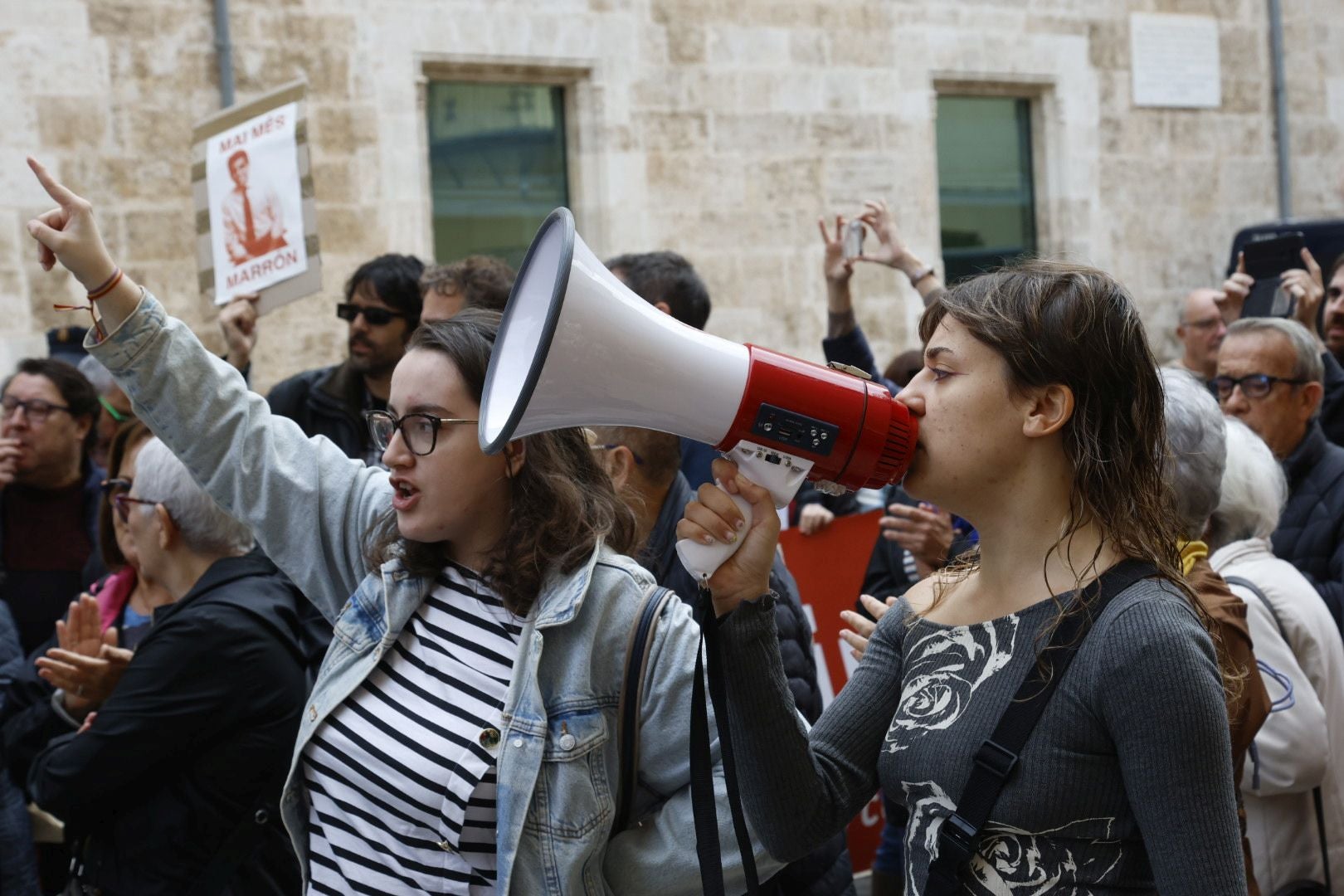 FOTOS | Protesta en Les Corts antes de la comparecencia de Carlos Mazón