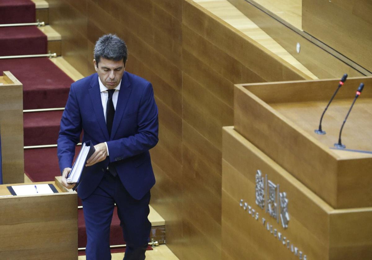 Mazón sube a la tribuna de Les Corts.