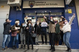 Varios ganadores de un premio de la Bonoloto.