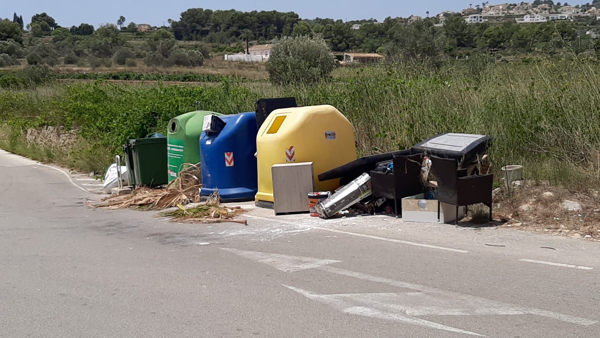 Vertidos junto a unos contenedores en Benitatxell.