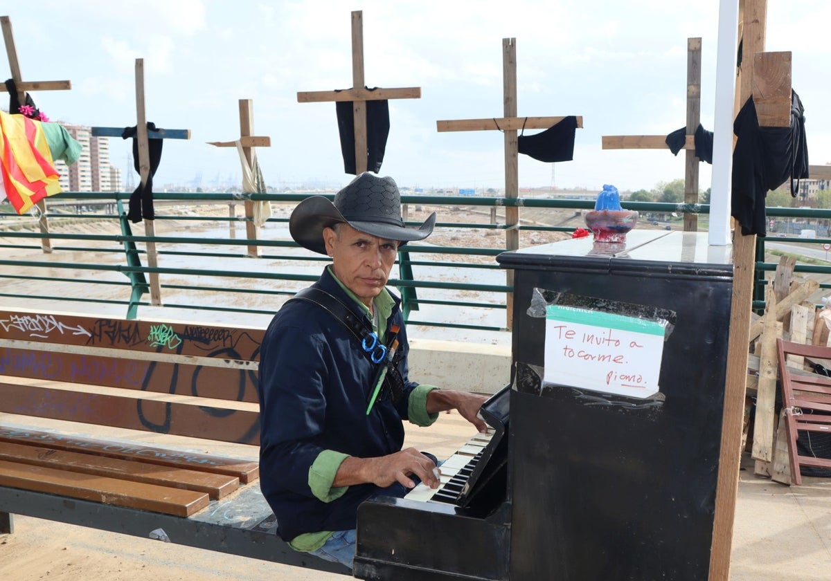 Roberto Marquez, en el puente de la Solidaridad, con el memorial que está creando sobre el río Turia.