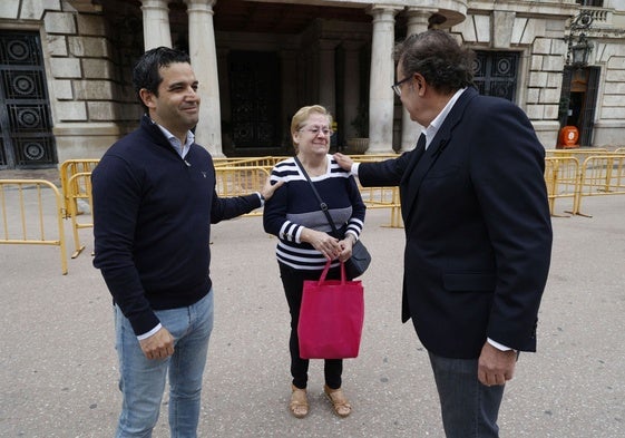 Emoción en la calle. Una vecina se para a felicitarles por su emotivo gesto y no puede evitar dejar caer unas lágrimas por la situación que atraviesa Valencia.