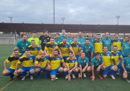 Los jugadores del Xirivella y del Sporting Picanya, de verde, posan en el césped antes de su partido.