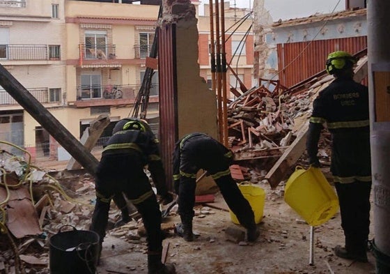 Bomberos trabajando en el edificio de la Mutua de Chiva.