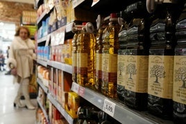 Botellas de AOVE en el lineal de un supermercado.