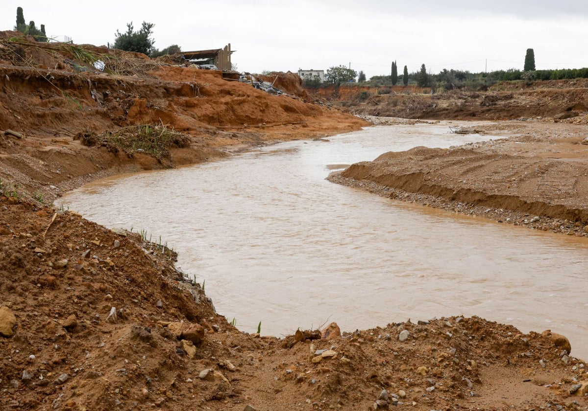 El cauce de El Poyo a su paso por Torrent, con la tierra arrastrada a causa de la gigantesca avenida por la DANA del 29 de octubre.