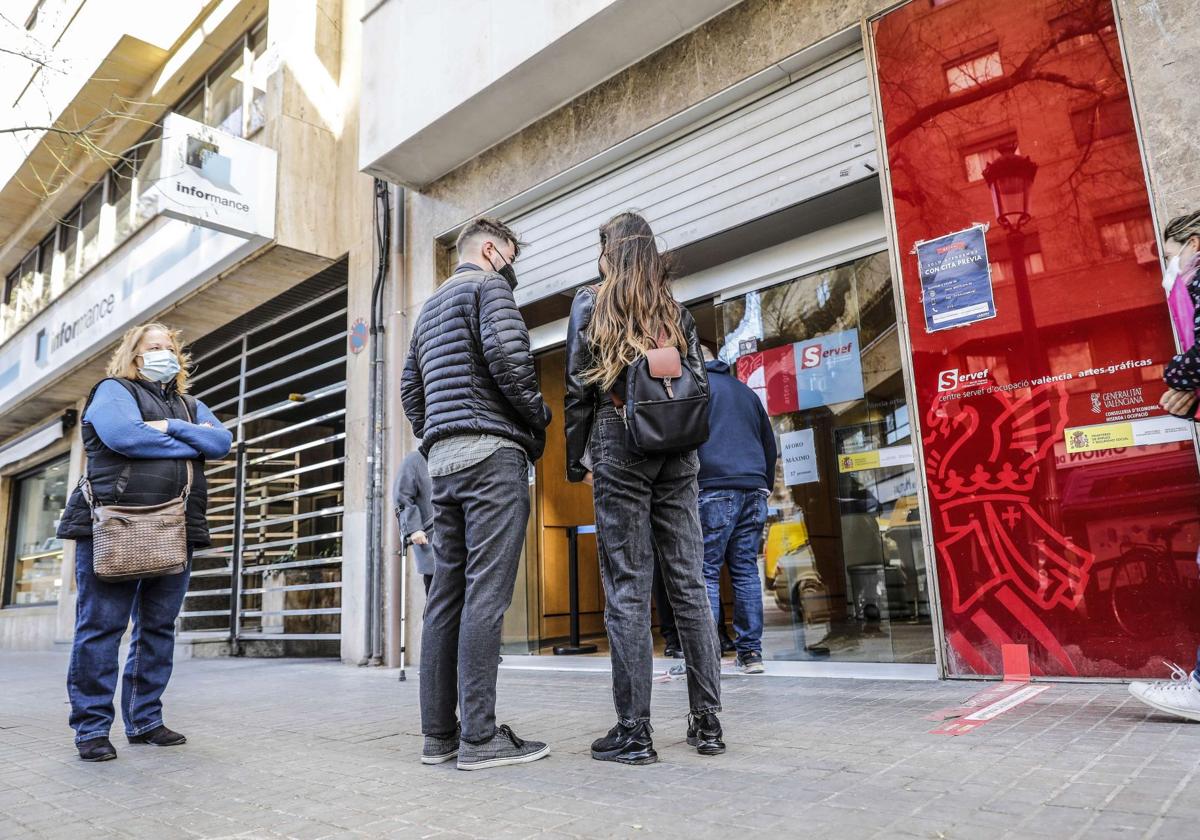 Ciudadanos hacen cola en una oficina del SEPE.