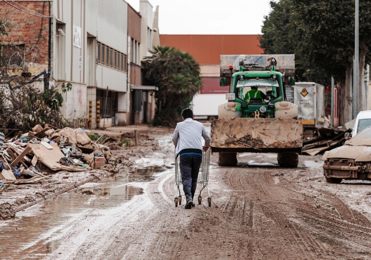 Una persona en una zona afectada por la DANA, en Sedaví.