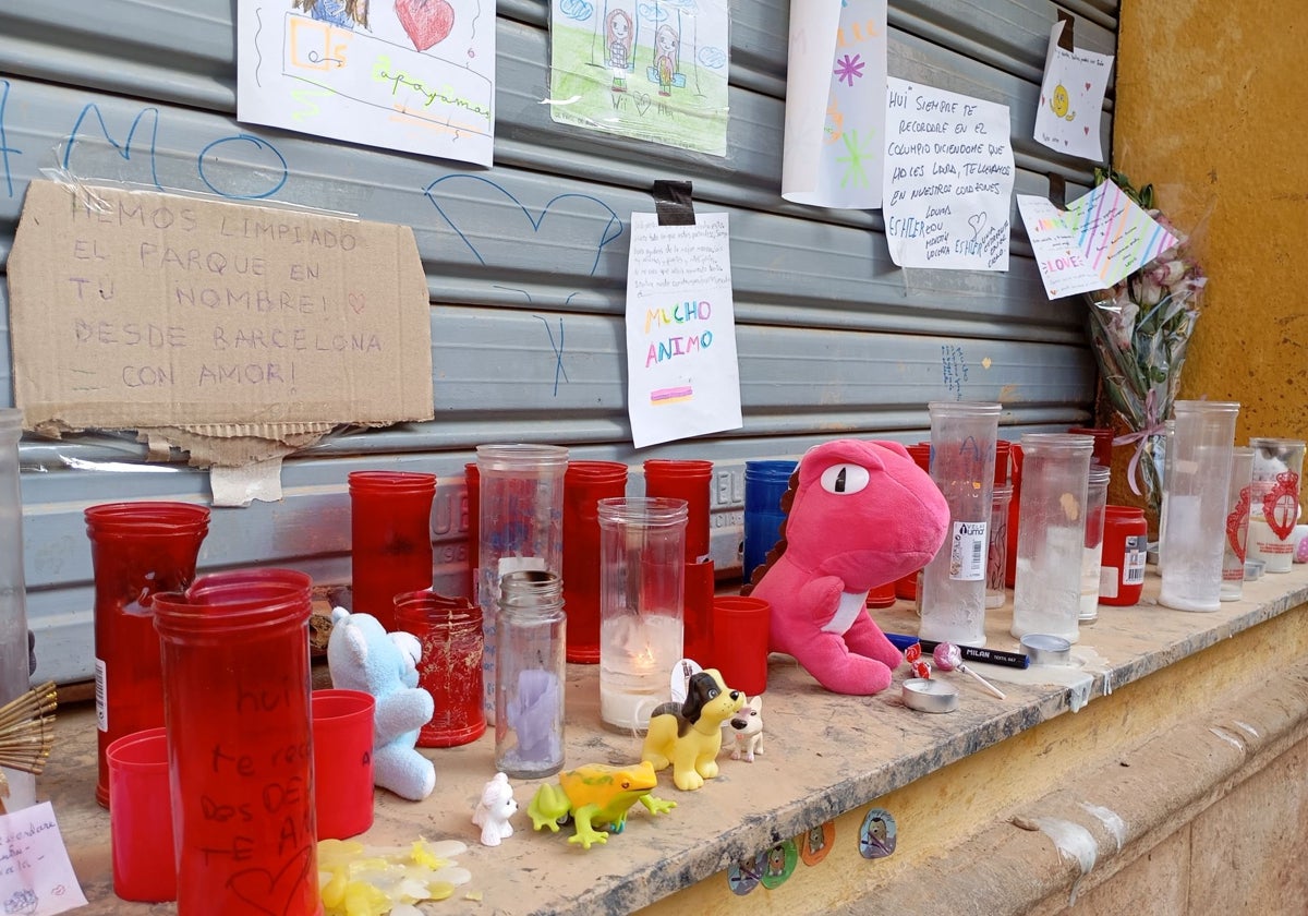 Velas, juguetes y mensajes en el altar improvisado en memoria de la niña.