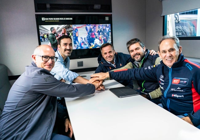 Javier Tomás e Iván Abad (Grupo MT), Manuel Aviñó (RFEDA), Joaquín Durán (Solidaridad Sobre Ruedas) y Teo Martín (MT Helmets-MSi) formalizan el acuerdo en el Circuit de Barcelona-Catalunya.