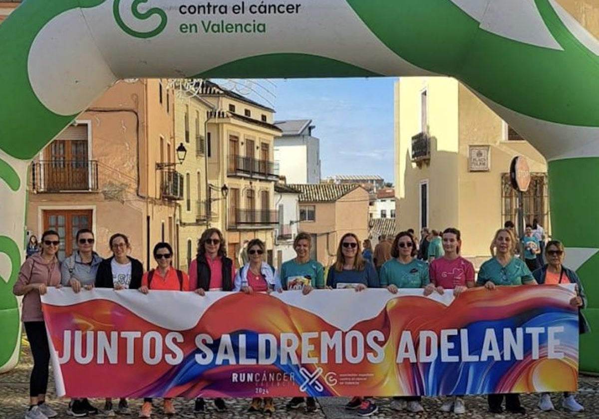 Participantes en la prueba, con la pancarta solidaria.