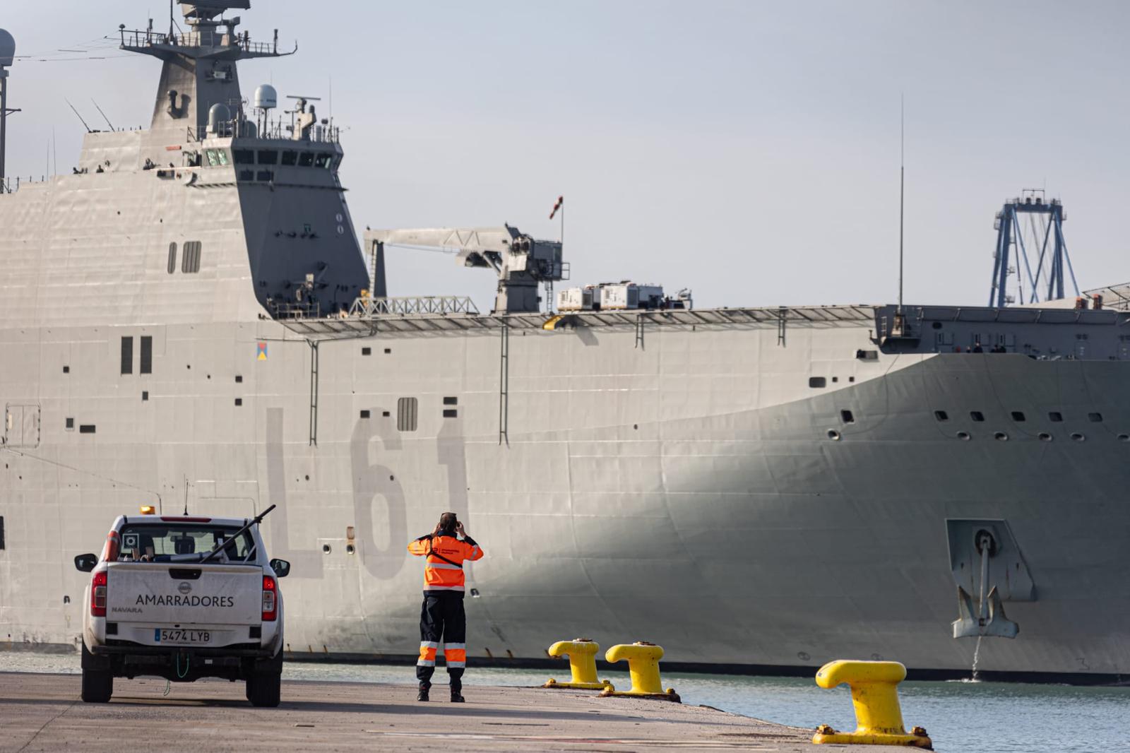 El buque insignia de la Armada, el Juan Carlos I, atraca en Valencia