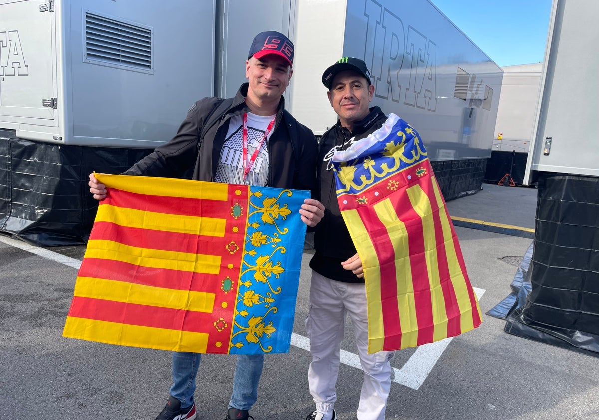 Imagen principal - JOrge y Fran, Benjamín, y Adolfo, aficionados valencianos en Montmeló junto a una Senyera.