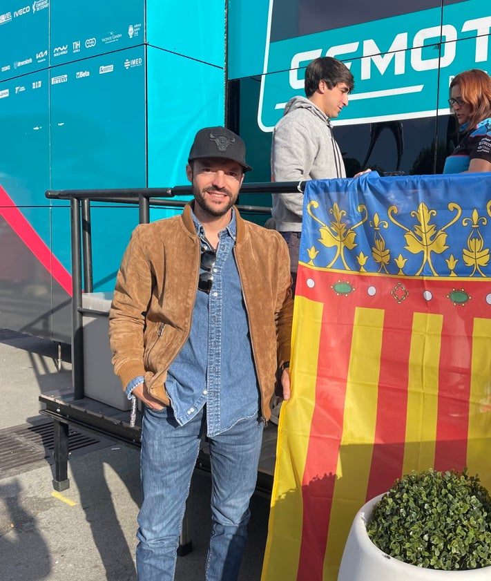 Imagen secundaria 2 - JOrge y Fran, Benjamín, y Adolfo, aficionados valencianos en Montmeló junto a una Senyera.