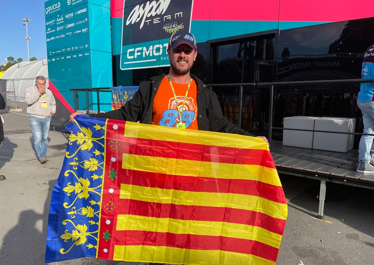 Imagen secundaria 1 - JOrge y Fran, Benjamín, y Adolfo, aficionados valencianos en Montmeló junto a una Senyera.