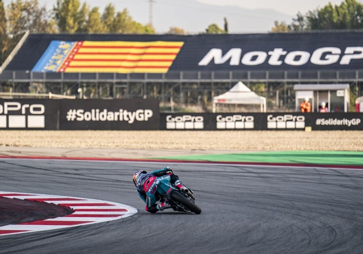 David Alonso rueda frente a la pancarta que ha lucido Montmeló todo el fin de semana.