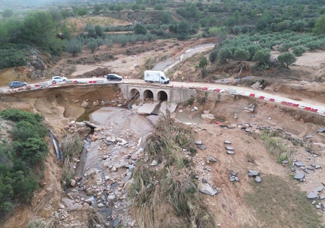 El agua dejó a la vista los estribos de numerosos puentes, como en la imagen.