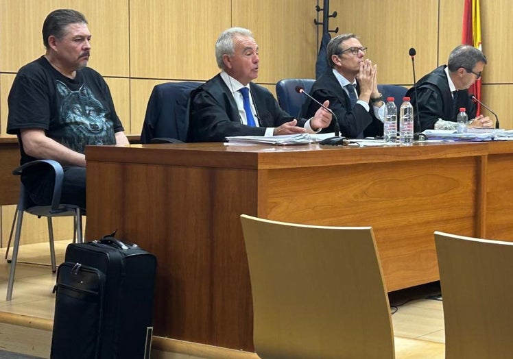 El encausado (el primero por la izquierda) en la primera sesión del juicio.