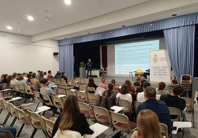 Charla del Colegio Oficial de Agentes Comerciales de Valencia en el IES Abastos