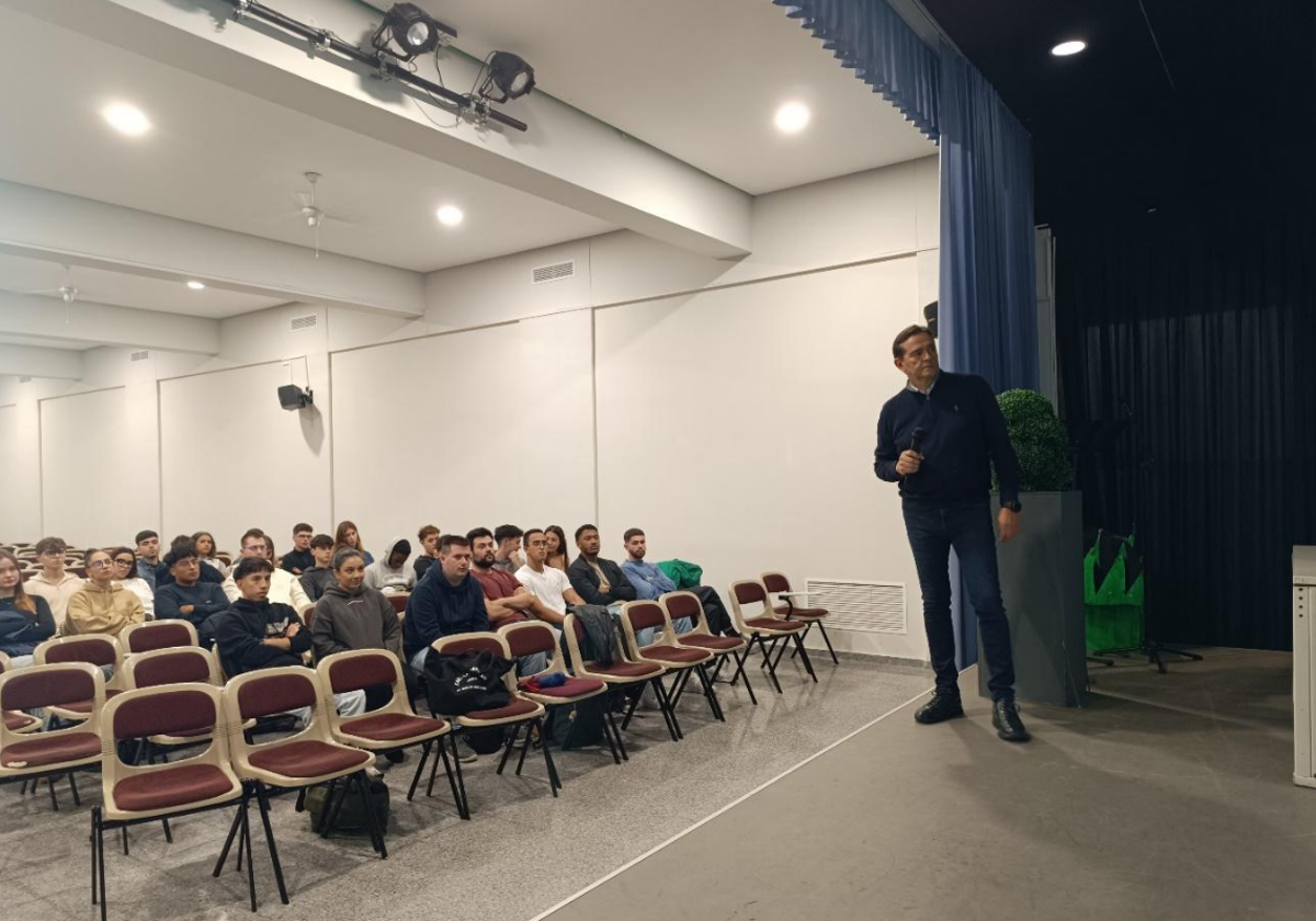 Charla del Colegio Oficial de Agentes Comerciales de Valencia en el IES Abastos