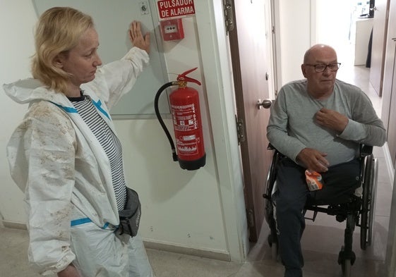 Una vecina junto a Antonio en la puerta de su casa.