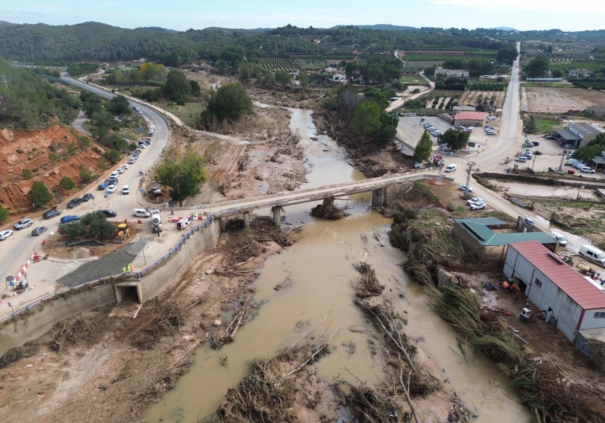 Imagen de uno de los puentes dañados por la DANA.