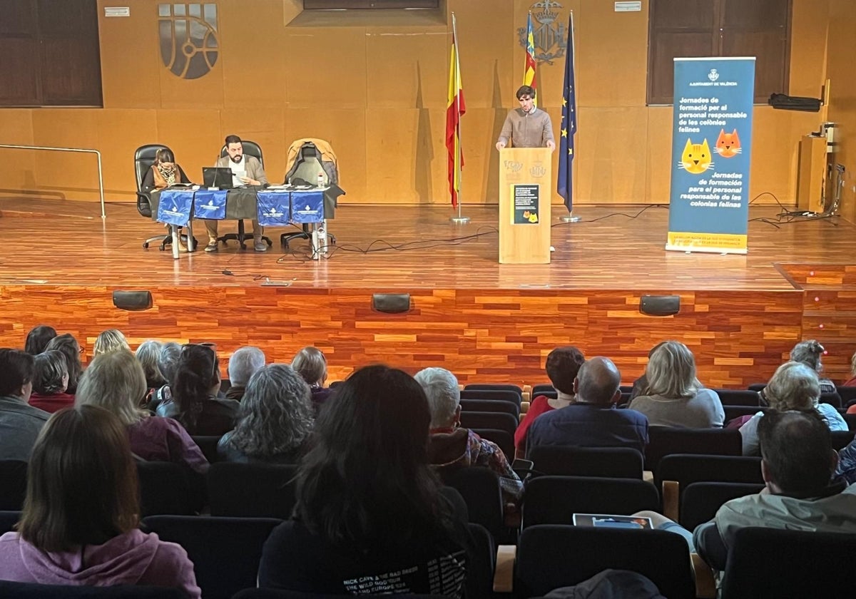 El concejal y portavoz del gobierno local, Juan Carlos Caballero, en la s jornadas de formación de personal responsable de las colonias felinas de Valencia.