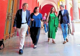 El conseller José Antonio Rovira, la secretaria autonómica Pilar Tébar, la directora general Marta Alonso y el gerente del Consorcio de Museos, Nicolás Bugeda, durante una visita en el Centro del Carmen.