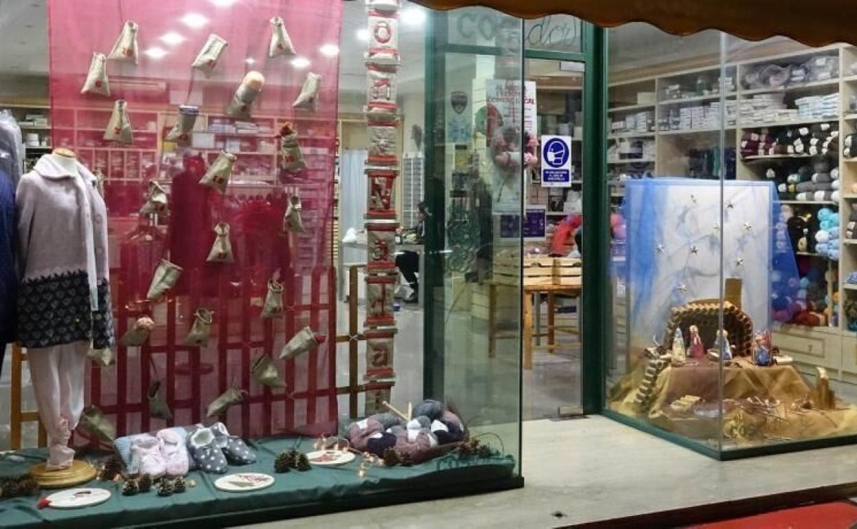 Un escaparate con decoración navideña en l'Alcúdia de Crespins, de ediciones pasadas.