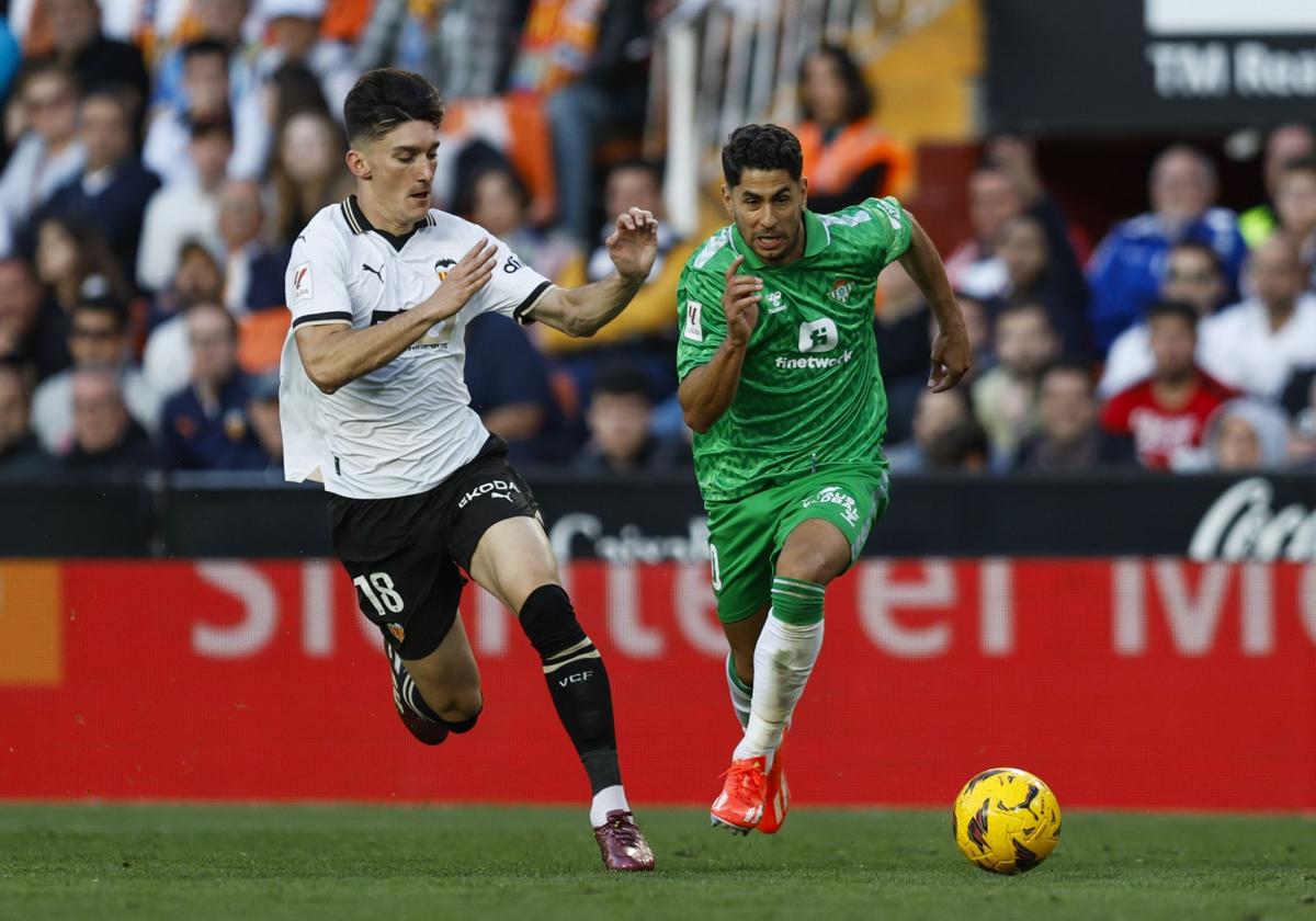 Ayoze Pérez y Pepelu disputan un balón en Mestalla el pasado mes de abril.