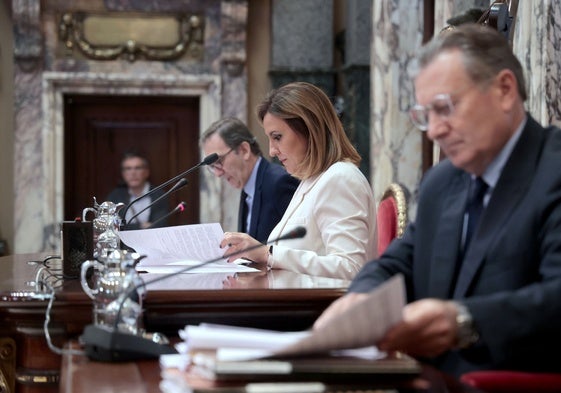 La alcaldesa de Valencia, en el centro de la imagen, durante el pleno de este martes.