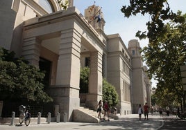 Rectorado de la Universitat de València en la avenida Blasco Ibáñez.