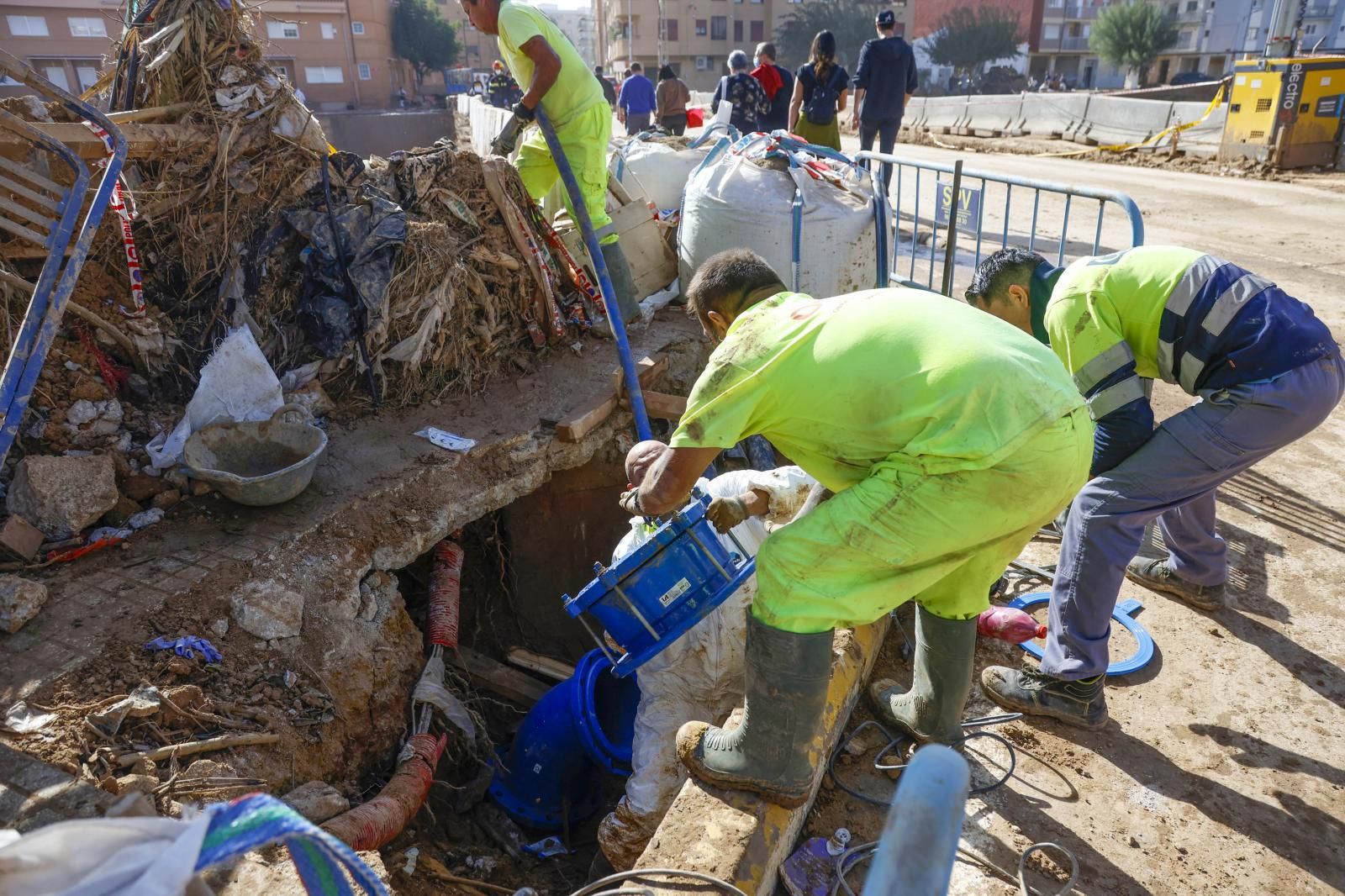 Paiporta lucha contra el barro de la DANA