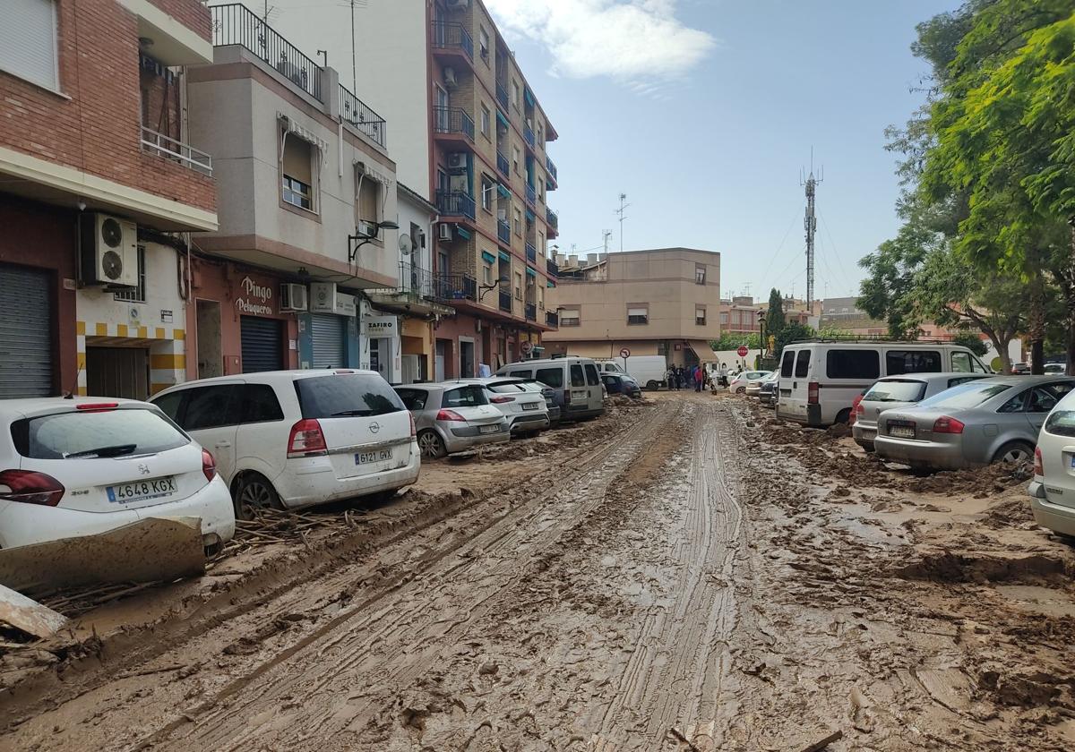 Estado de una calle de Algemesí tras la DANA.