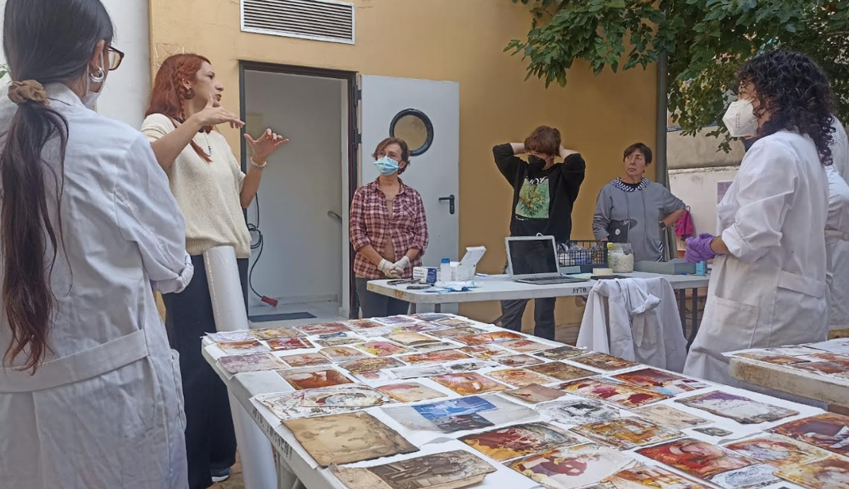 El Museu Comarcal se convierte en laboratorio de campaña del plan de recuperación de fotos afectadas por la DANA