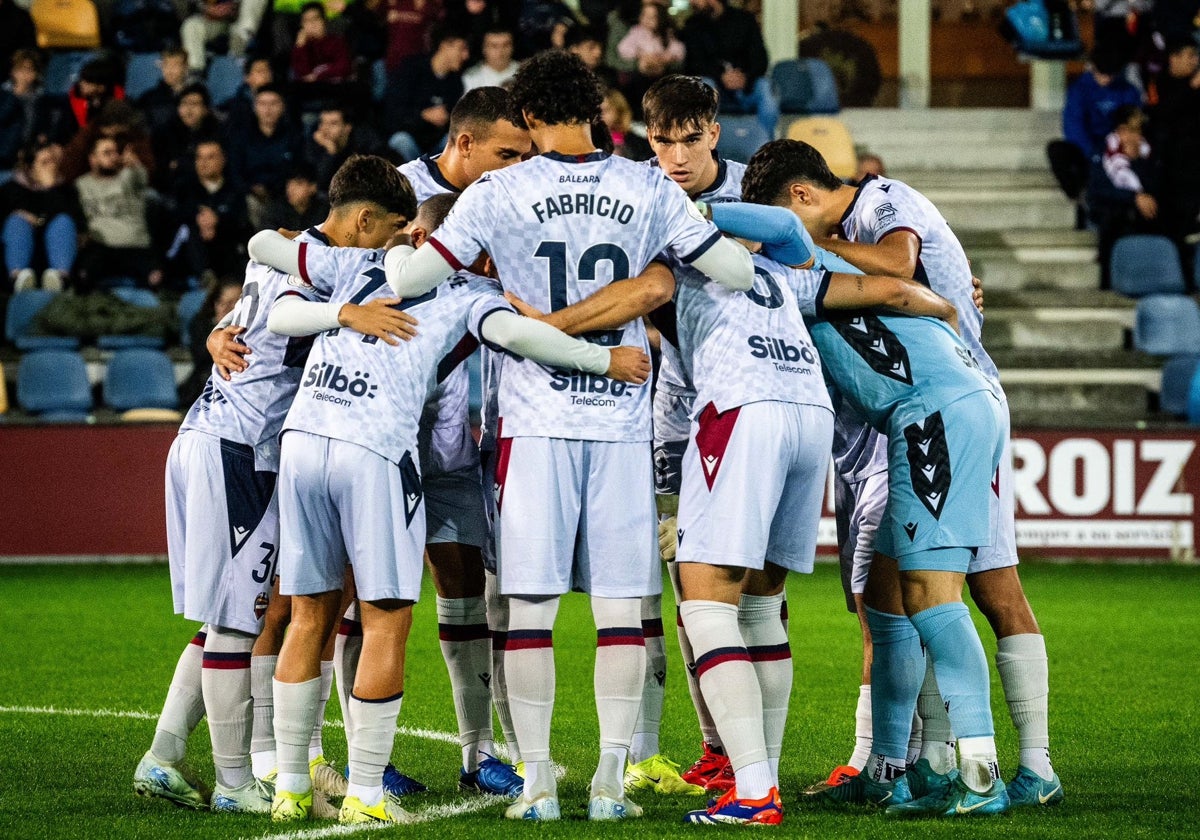 Los jugadores del Levante, antes del inicio del partido.