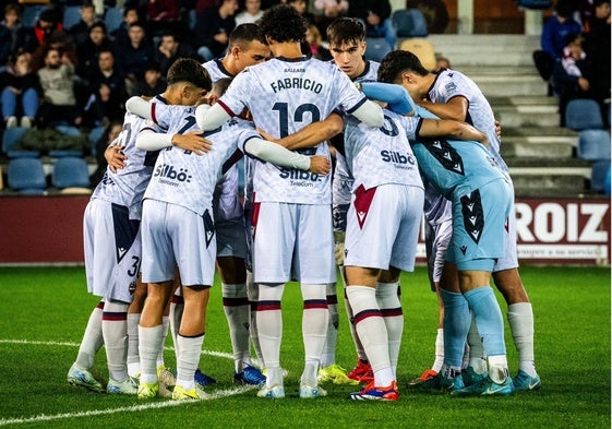 Los jugadores del Levante, antes del inicio del partido.